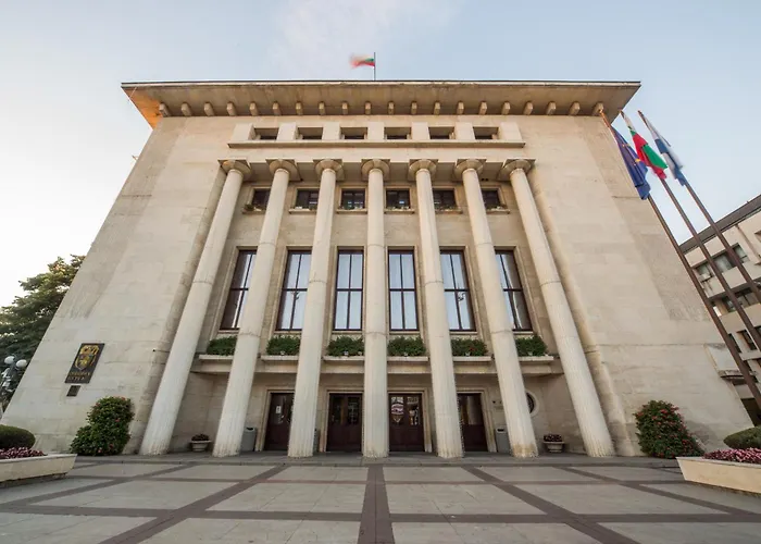 Large 2 Bedrooms Flat - Center - In Front Of The *